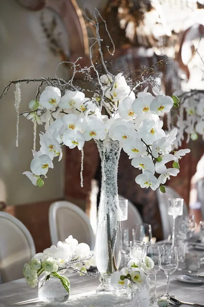 Bruiloft receptie met florale rangschikking van witte orchideeën — Stockfoto