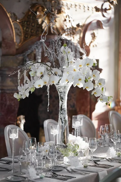 Recepción de la boda con arreglo floral de orquídeas blancas — Foto de Stock