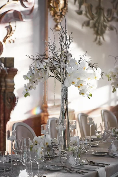 Bruiloft receptie met florale rangschikking van witte orchideeën — Stockfoto