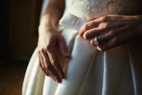 Närbild på händerna på kvinnan visar ringen med diamant. Hon är — Stockfoto