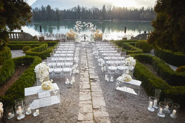 güzel çiçek dekorasyon düğün ceremon içinde yumuşak odak
