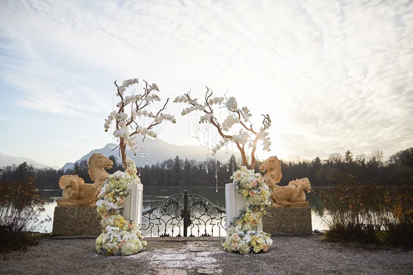 Mjukt fokus av vacker blomma dekoration i bröllop ceremon — Stockfoto