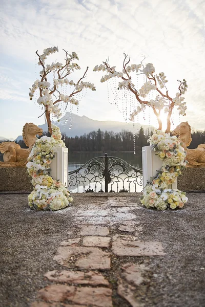 Μαλακή εστίαση όμορφο λουλούδι διακόσμησης για το γάμο ceremon — Φωτογραφία Αρχείου