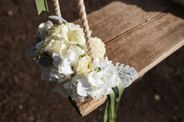 Ramo de boda de peonías acostado en un columpio decorado con fresco — Foto de Stock