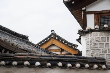 Bukchon Hanok Köyü, Güney Kore 'de Namsan Kulesi manzaralı geleneksel bir Kore köyü..