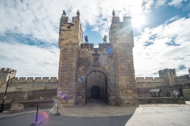Alnwick, İngiltere - 5 Ağustos 2017: İngiltere 'nin Northumberland eyaletindeki Alnwick Kalesi' nde turist. Film ve programlar için bir mekan..