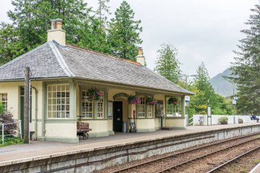 Glenfinnan, İskoçya - 1 Eylül 2017: Glenfinnan tren istasyonu, İskoçya 'nın Highland konsey bölgesinde Glenfinnan köyüne hizmet veren bir tren istasyonu.