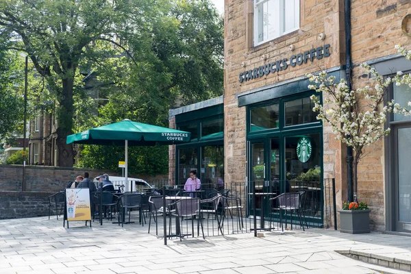 Edinburgh, Birleşik Krallık - 3 Ağustos 2017: Colinton Yolu 'ndaki Starbucks' ın dışı. Starbucks, Amerika 'nın en ünlü kahve dükkanı zincirlerinden biridir..