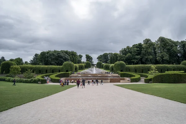 Alnwick England August 2017 Spaziergänger Alnwick Garden Einem Komplex Formaler — Stockfoto