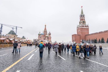 Moskova, Rusya. 17 Aralık 2016: Kızıl Meydan, Moskova Kremlin, Rusya 'da yürüyen insanlar. Kışın.