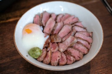 Biftek Don, bir kase pirinçli ve yumurtalı az pişmiş bir Japon yemeği.