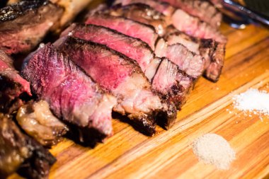 Tahta tabakta orta pişmiş Tomahawk eti.