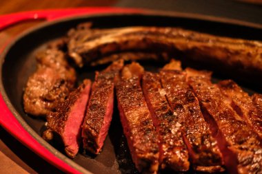 Lokantada orta pişmiş et.