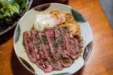 Biftek Don, bir kase pirinçli ve yumurtalı az pişmiş bir Japon yemeği.