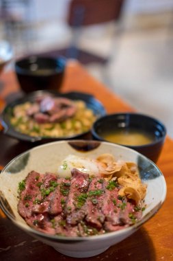 Biftek Don, bir kase pirinçli ve yumurtalı az pişmiş bir Japon yemeği.