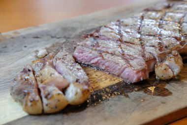 Tahta tabakta orta pişmiş et.