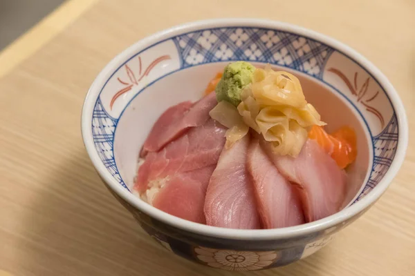 Miska Ryżu Sashimi Serwowana Stole — Zdjęcie stockowe