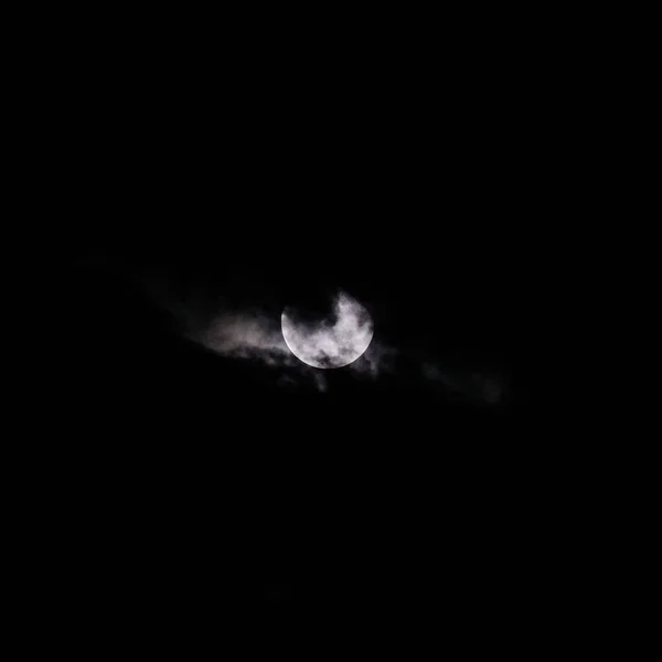 曇り空の月 — ストック写真