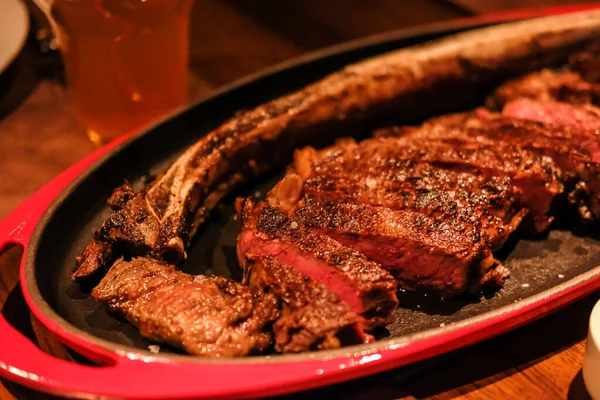 Średnio Wysmażone Mięso Talerzu Restauracji — Zdjęcie stockowe