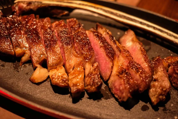 Medium Zeldzaam Vlees Bord Het Restaurant — Stockfoto