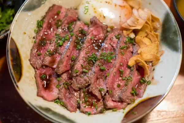 Biff Don Japansk Maträtt Bestående Skål Ris Toppad Med Sällsynt — Stockfoto