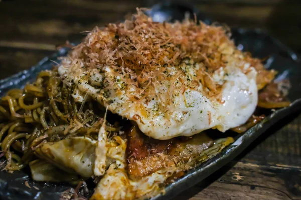 Okonomiyaki Японский Блинчик Подается Тарелке — стоковое фото