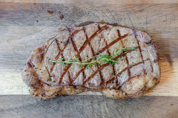 Medium Rare Fleisch Auf Holzteller — Stockfoto