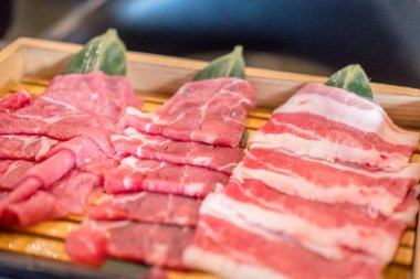 Tabakta çiğ et, barbekü için hazır.