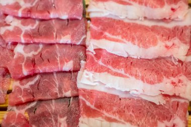 Tabakta çiğ et, barbekü için hazır.