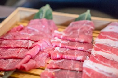 Tabakta çiğ et, barbekü için hazır.