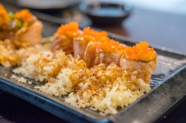 Suşi somon rulosu, tabakta çıtır çıtır.