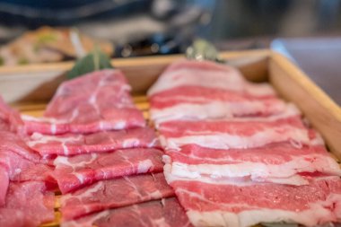 Tabakta çiğ et, barbekü için hazır.