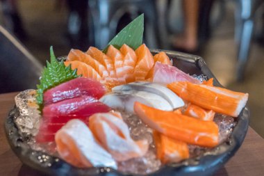 Sebzeli ve buzlu saşimi, bir restoranda servis edilir.