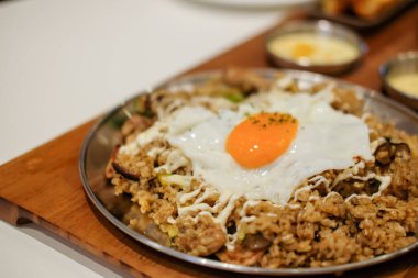 Tavada kızarmış yumurtalı domuz eti.