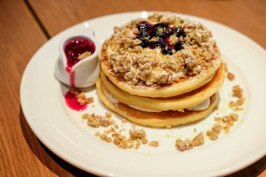 Soslu yaban mersinli krep. Tabakta servis edilir.