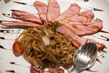 Tabakta servis edilen füme ördek spagettisi..