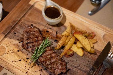 Az pişmiş et, sos ve patates kızartması.