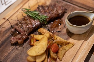 Az pişmiş et, sos ve patates kızartması.