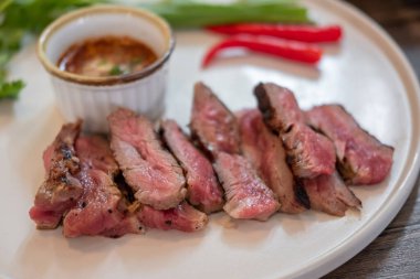 Az pişmiş et ve sos.