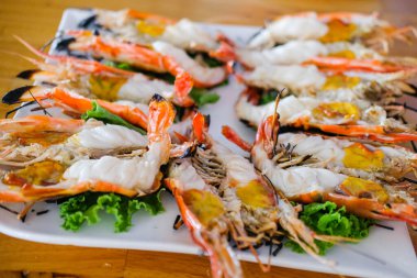 Tabakta servis edilen ızgara karides.