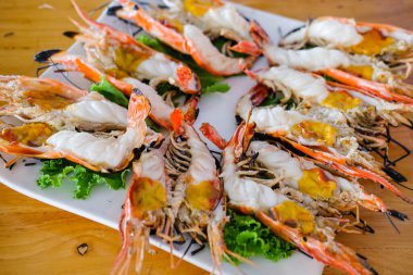 Tabakta servis edilen ızgara karides.