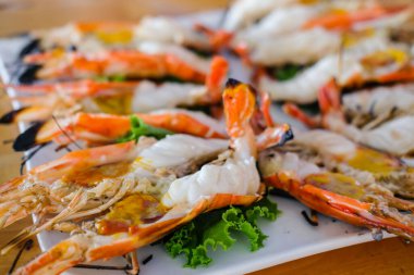 Tabakta servis edilen ızgara karides.