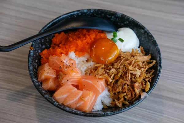 Salmão Com Arroz Servido Uma Tigela Restaurante — Fotografia de Stock