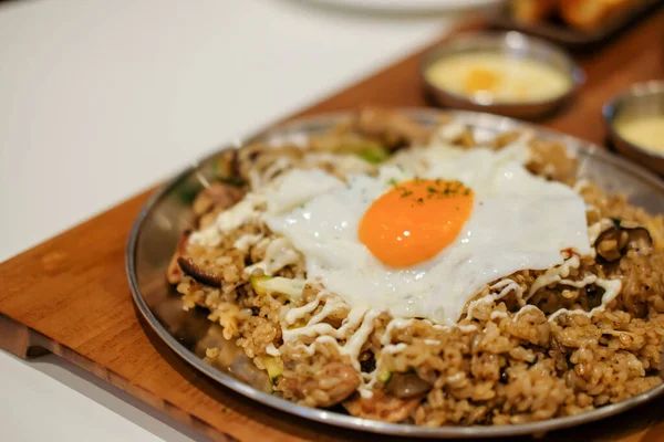 Pilaf Cerdo Con Huevo Frito Servido Plato —  Fotos de Stock