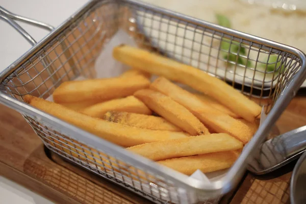 Batatas Fritas Servidas Uma Cesta — Fotografia de Stock