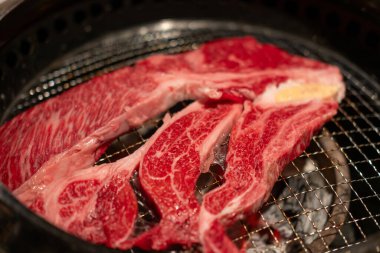 Hanwoo Bifteği, mermer Kore usulü ızgarada et. Yumuşak odaklı az pişmiş et.