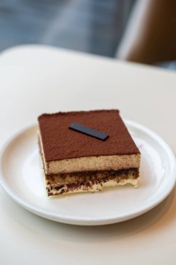 Meydan Tiramisu, kafede tabakta servis edilir.