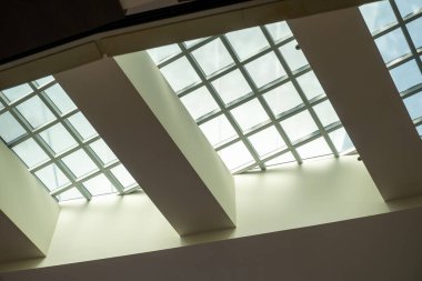 Soyut, minimalist, modern mimari alan beton duvarlar ve açık tavan penceresi