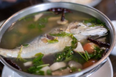 Mackerel tom yum, baharatlı ve ekşi Tayland çorbası Uskumru, otlar ve aromatik baharatlar.