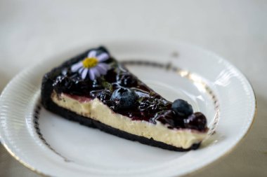 Tabakta servis edilen yabanmersinli peynirli turta.